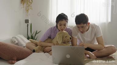 年轻情侣在家看笔记本电脑